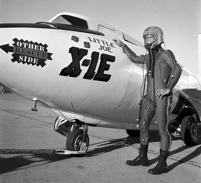 Zkušební pilot NASA Joe Walker v přetlakovém obleku s letounem X-1E. Rok 1958