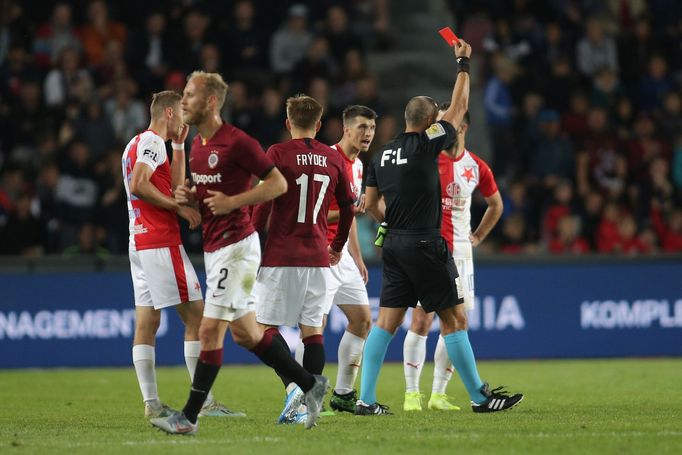 Josef Hušbauer dostává červenou kartu v derby Sparta - Slavia v 10. kole první ligy