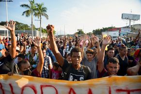 Mezi migranty v Mexiku: Zemí putuje další karavana, policejním blokádám navzdory