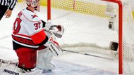 Gólman Caroliny Cam Ward právě inkasoval gól v úvodním finále konference od hokejisty Pittsburghu Philippe Bouchera.