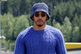 Jestli něčím Lewis Hamilton nikdy nezklame, je jeho outfit. Také v boxech na Red Bull Ringu se objevil ve výstřední kreaci.