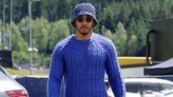 Jestli něčím Lewis Hamilton nikdy nezklame, je jeho outfit. Také v boxech na Red Bull Ringu se objevil ve výstřední kreaci.