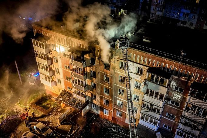 Následky pondělního ruského útoku na Ternopil na západě Ukrajiny.