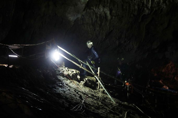 Fotografie ze záchranné operace v Thajsku, během níž byl z rozsáhlé jeskyně na severu země vysvobozen dětský fotbalový tým. Rok 2018.