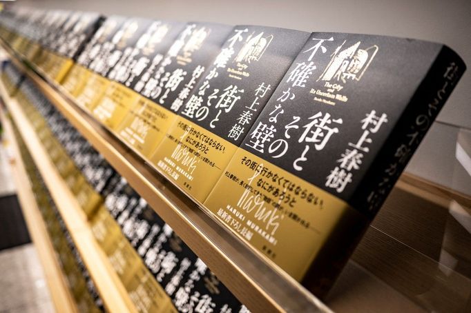 Výtisky Murakamiho nového románu Město a jeho nejistá Zeď na pultech hlavního obchodu řetězce knihkupectví Kinokunija.