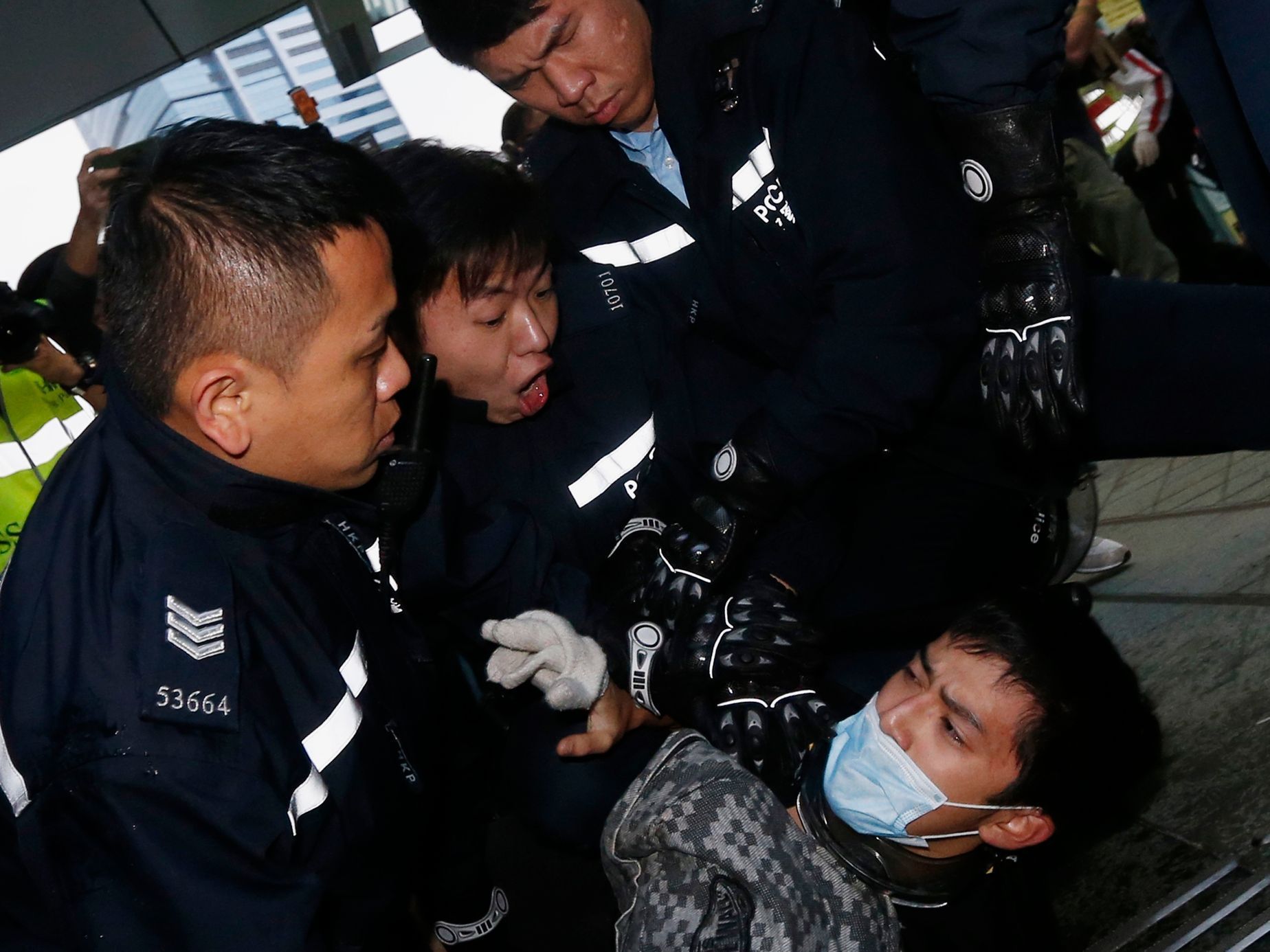 Střety demonstrantů s policisty v Hongkongu - 1. prosince