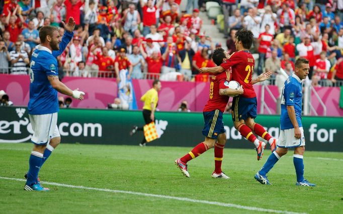 Daniele De Rossi a Emanuele Giaccherini jsou zklamaní po gólu Casca Fabregase, který slaví s Davidem Silvou gól během utkání mezi Španělskem a Itálií na Euru 2012.