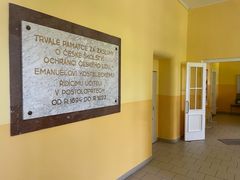 Budova prvního stupně zdejší základní školy, u níž probíhalo vraždění, si připomíná svou českou historii. Masakr Němců nikoliv.