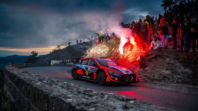 Kolem trati Rallye Monte Carlo hořely ohně, posádky se nadřely i s pneumatikami