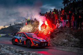 Kolem trati Rallye Monte Carlo hořely ohně, posádky se nadřely i s pneumatikami