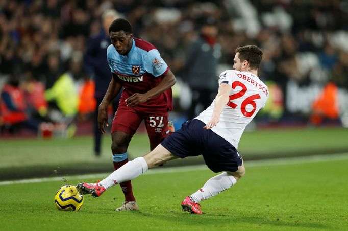 Soccer Football - Premier League - West Ham United v Liverpool - London Stadium, London, Britain - January 29, 2020   Liverpool's Andrew Robertson in action with West Ham