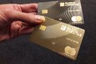 Česká banka přichází s první platební kartou z opravdového zlata, je sedmkrát těžší než obyčejná