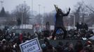 Protesty v Paříži proti policejní brutalitě.