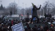 Čtveřice policistů při zatýkání na pařížském předměstí Aulnay-sous-Bois zbila dvaadvacetiletého Thea. Jeden ze strážníků ho navíc prý znásilnil obuškem.