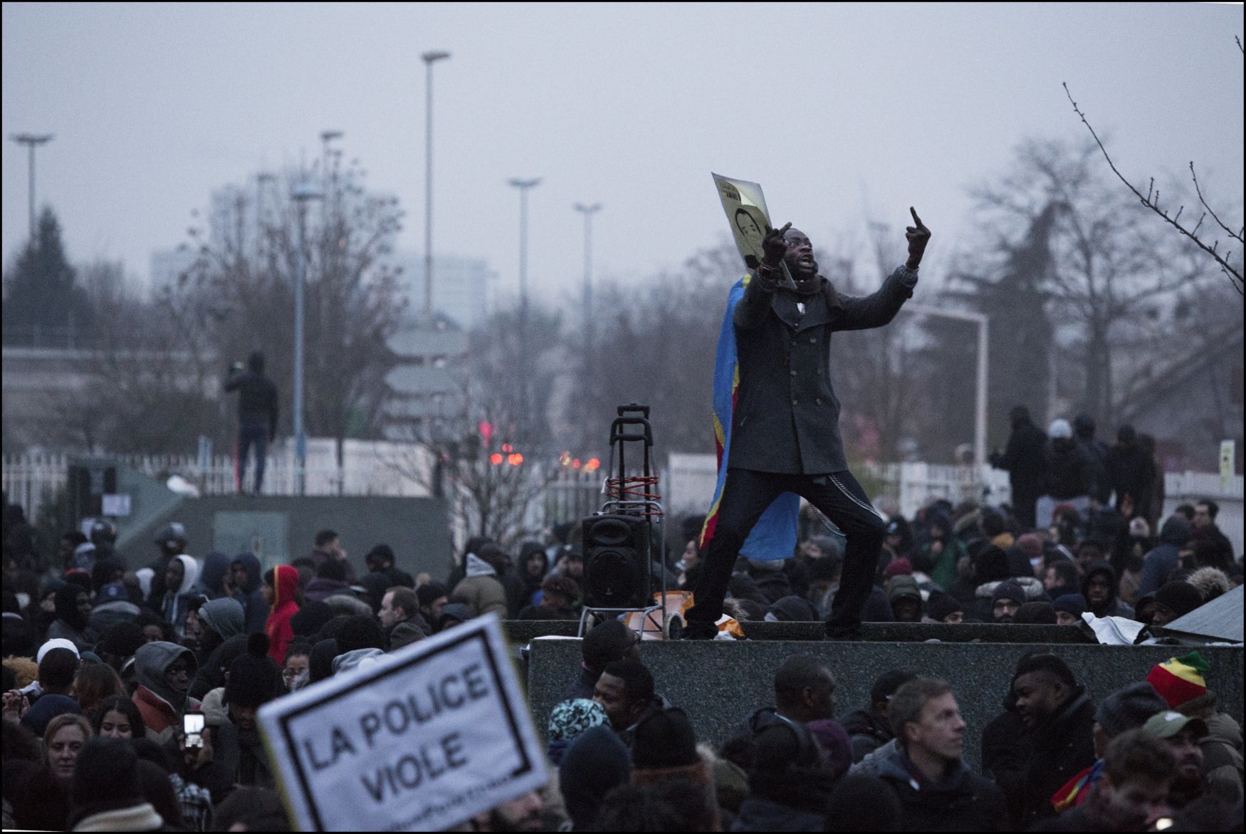 Protesty v Paříži proti policejní brutalitě.