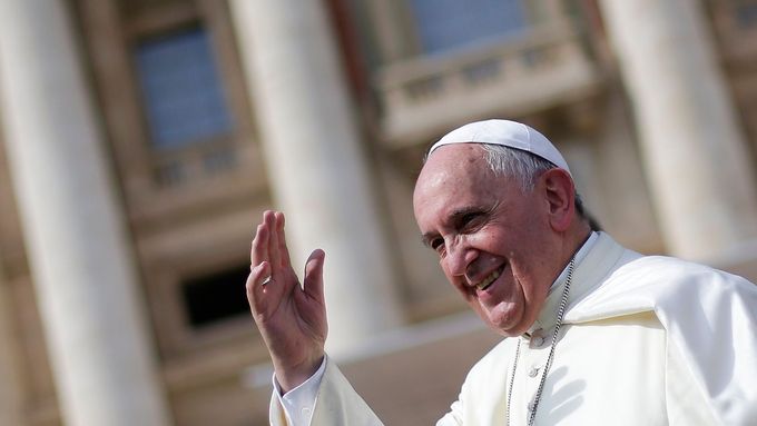 Současný papež František se jmenuje Jorge Mario Bergoglio a narodil se v Buenos Aires.