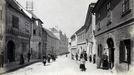 Parlamentní ulice v Budapešti. Fotografie byla pořízena po roce 1890.