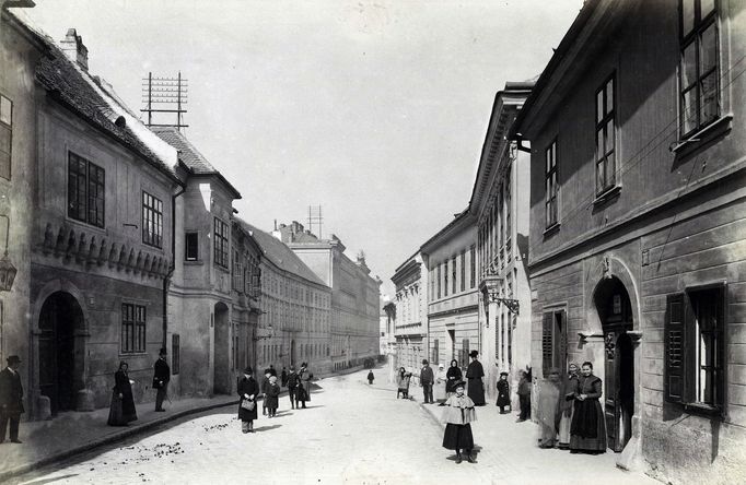 Parlamentní ulice v Budapešti. Fotografie byla pořízena po roce 1890.