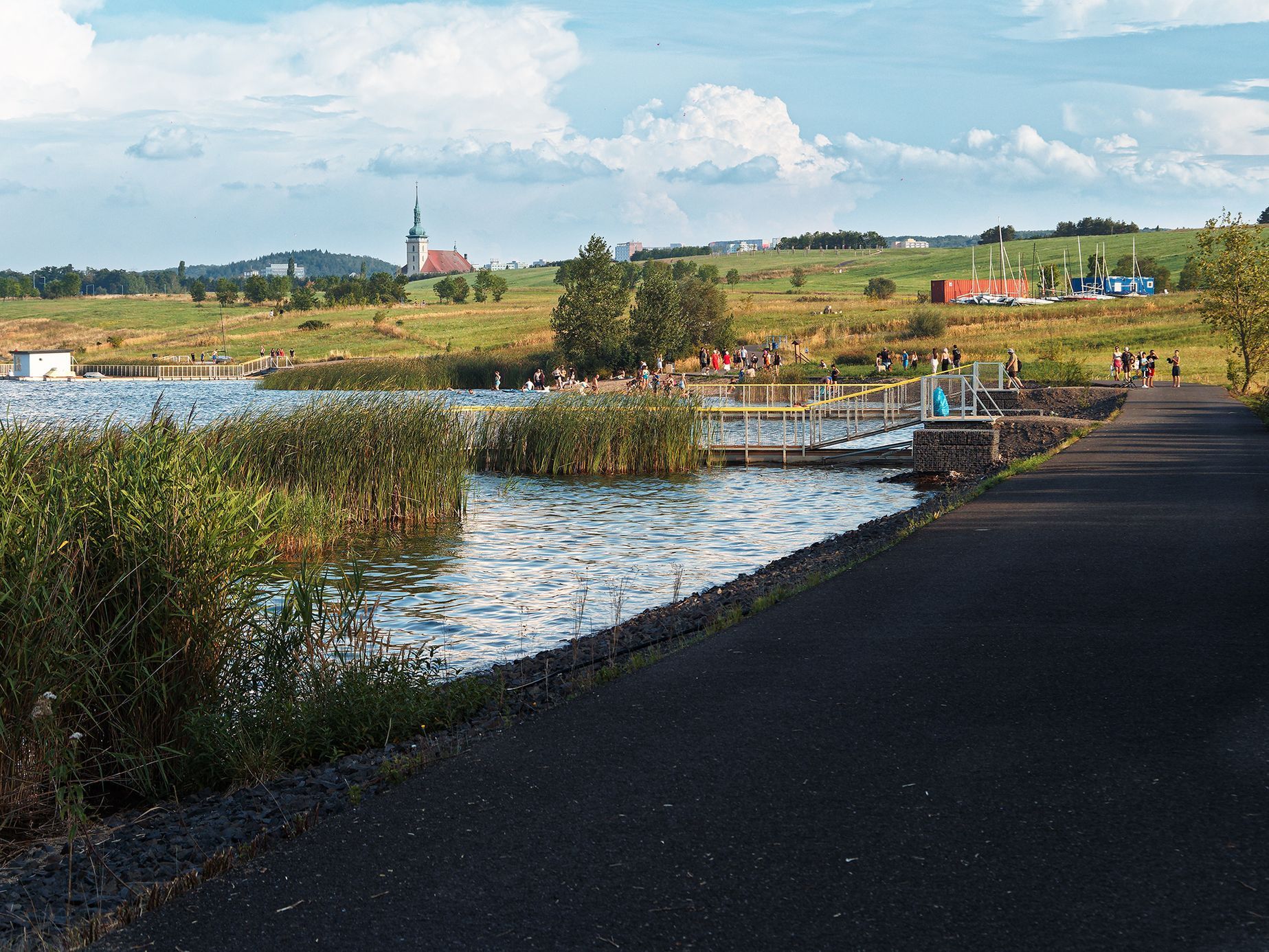 Jezero Most. Rekreační zóna, která vznikla na místě bývalého hnědouhelného dolu