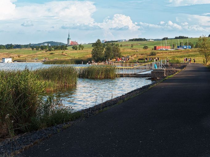 Jezero Most. Rekreační zóna, která vznikla na místě bývalého hnědouhelného dolu