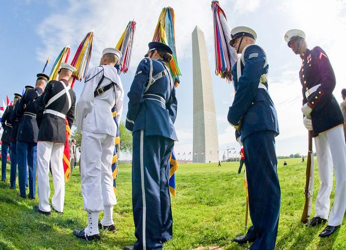 Čestná stráž u Washingtonova monumentu během ceremoniálu znovuotevření 12. května 2014, Washington, D.C.