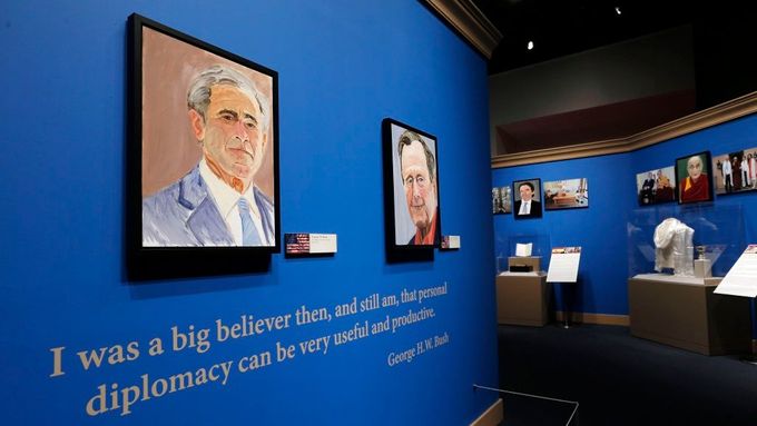 Výstava portrétů namalovaných bývalým prezidentem USA Georgem Bushem mladším (Dallas 2014).