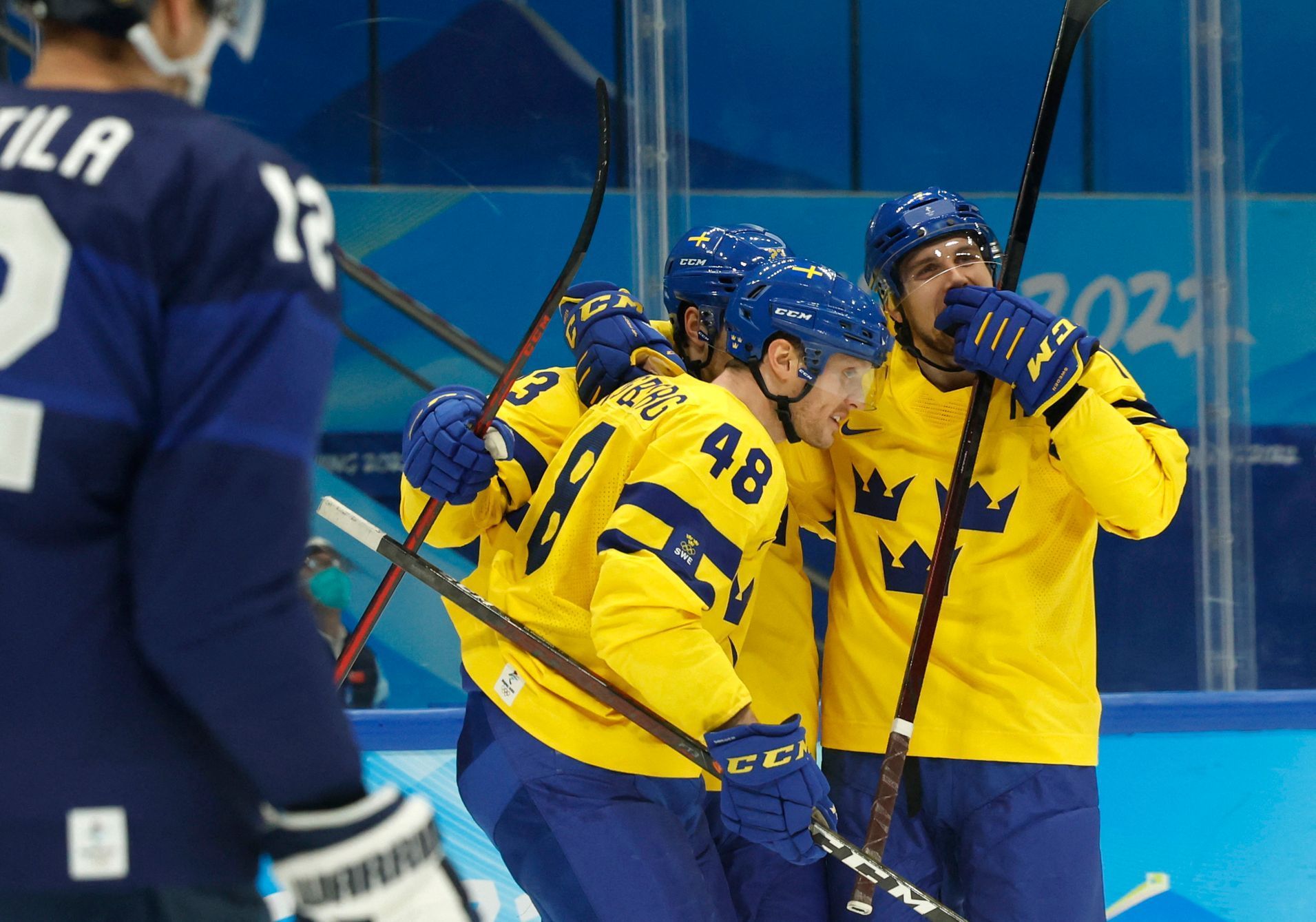 Švédové se radují z gólu do sítě Finska na ZOH 2022.