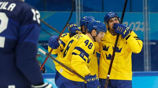 Švédové se radují z gólu do sítě Finska na ZOH 2022.