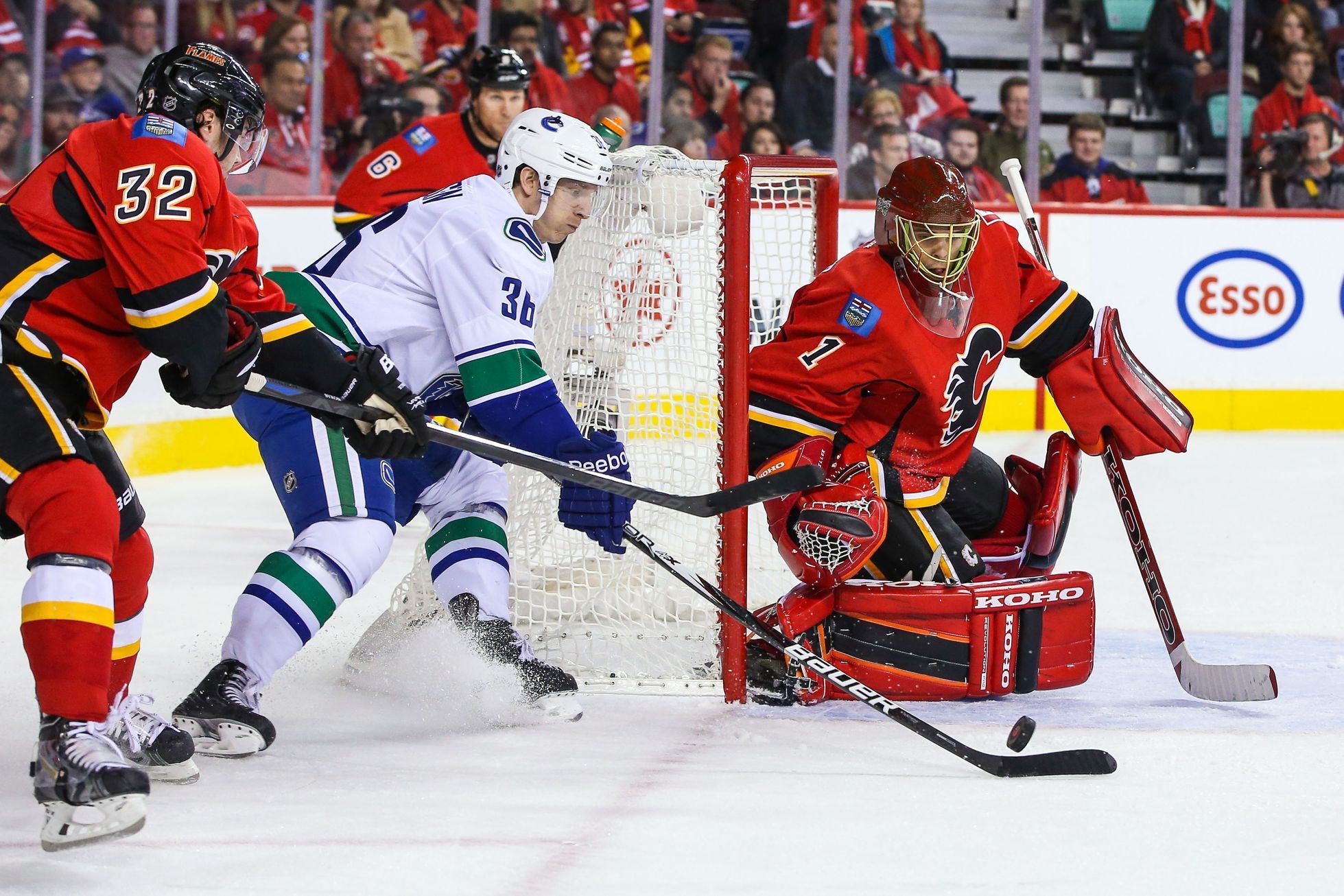 NHL, Calgary - Vancouver: Jonas Hiller (1), Paul Byron (32) - Jannik Hansen (36)