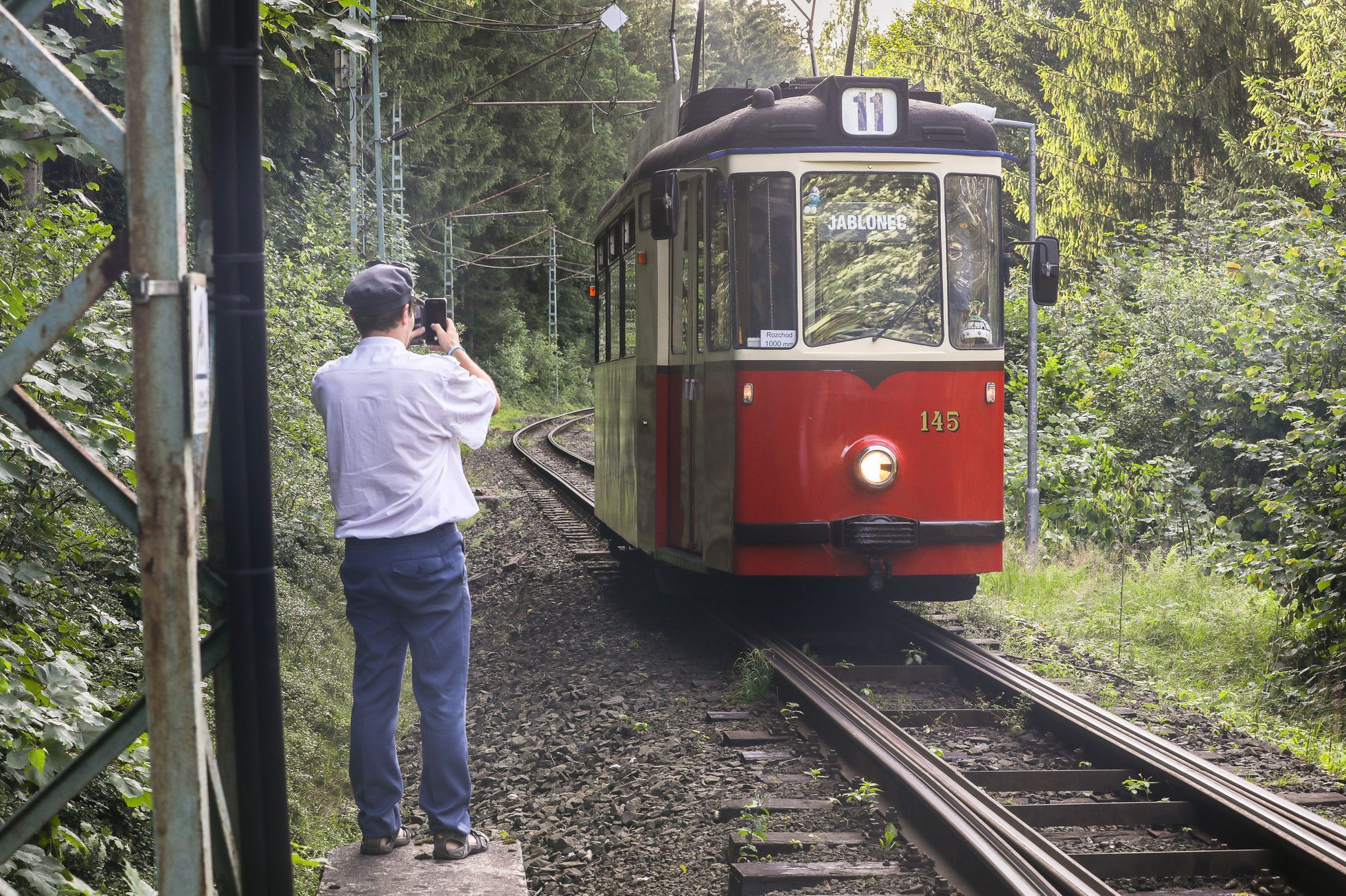Průvod tramvají, tramvaj, trať Jablonec nad Nisou - Liberec, loučení, rozchod kolejí 1000 milimetrů, šotouš