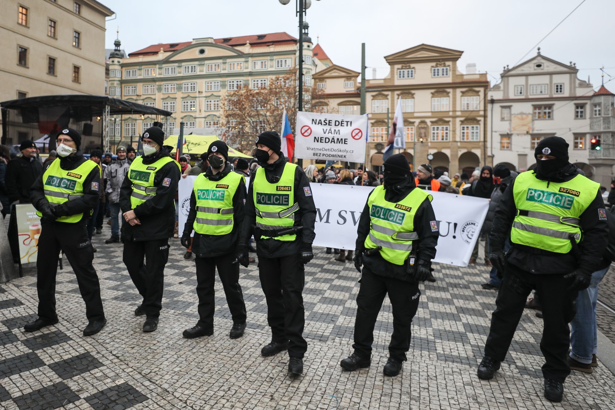 Demonstrace, protest proti povinnému očkování, Chcípl PES, koronavirus, antivax, demonstrant