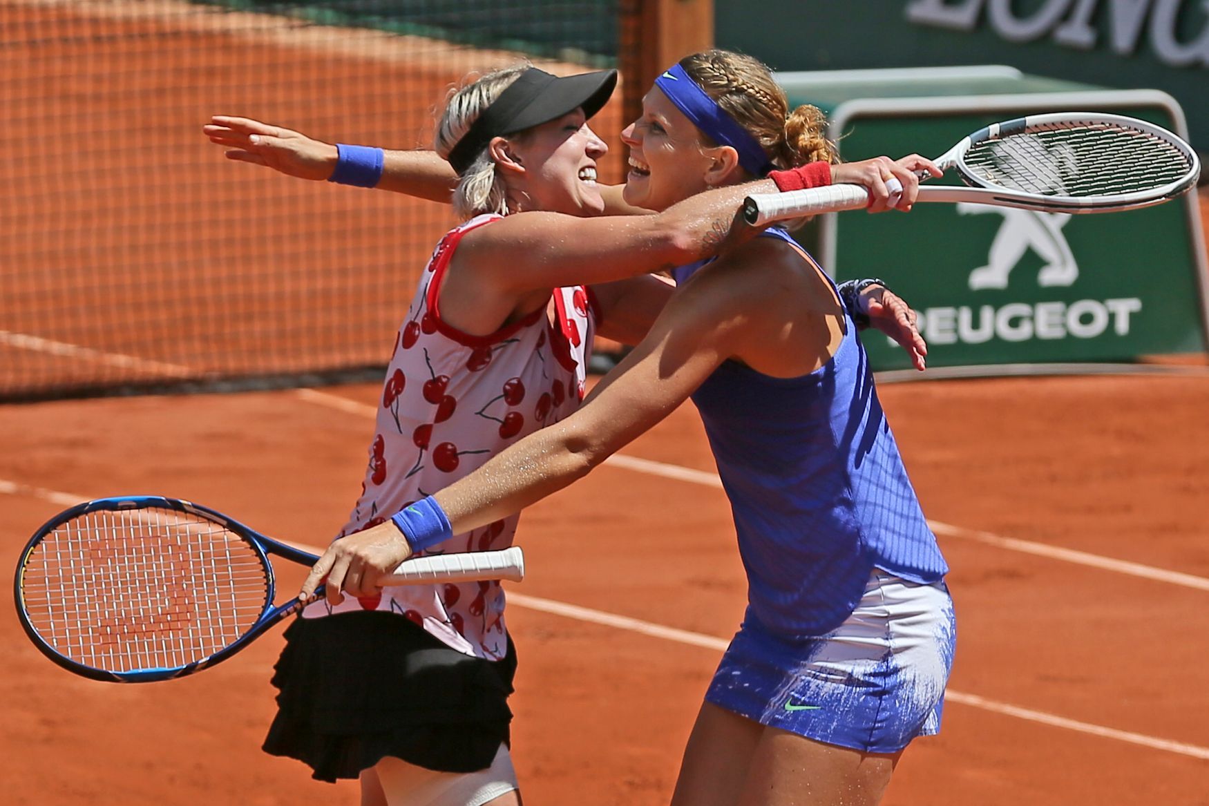 Lucie Šafářová a Bethanie Matteková-Sandsová po vítězství na French Open