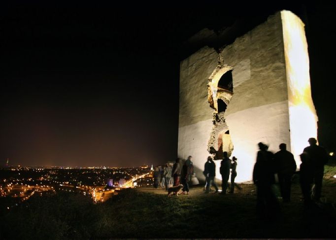 Jednou ze staveb charakterizujících Prahu 6 je zdánlivě nevýznamná zřícenina tyčící se nad Babskými skalami. O jejím původu jsou dosud pochybnosti. Existuje několik teorií, jak zřícenina vznikla. Nejrozšířenější je tvrzení, podle něhož jde o pozůstatek dávného viničního lisu, který zde byl postaven po roce 1622, kdy tu novoměstský měšťan Jindřich Žežule založil vinici. Podle jiné verze byla zřícenina nově vystavěna na počátku 19. století, přičemž při budování železničního koridoru ji dělníci přidali gotický oblouk. Oficiální materiály se k žádné z teorií doslovně nepřiklání, takže záleží na každém, zdali si v Babě představí někdejší viniční lis, či třeba kapli. Zřícenina je zajímavá nejenom za slunečného počasí, ale také v noci, kdy lze spatřít velmi pěkný pohled na osvícené město. Samotná Baba rovněž svítí, což k celkovém dojmu z procházky rozhodně přispěje. Samotná Baba patří mezi jednu z 89 maloplošných chráněných území hlavního města. Předmětem ochrany jsou zde teplomilná společenstva rostlin skalních stepí a vybrané druhy hmyzu. Za pozornost stojí příjemný lesík v blízkém okolí, kterým lze dojít například ke kostelíku svatého Matěje, odvážnější dokonce až do Šáreckého údolé. Ke zřícenině Baba je nejsnazší přístup ulicí Nad Paťankou, která vede až k samotné zřícenině. Objekt je volně přístupný.