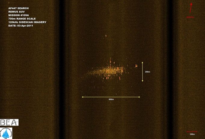 Snímek ze sonaru. Takto přístroj "uviděl" torzo letu 447 společnosti Air France.