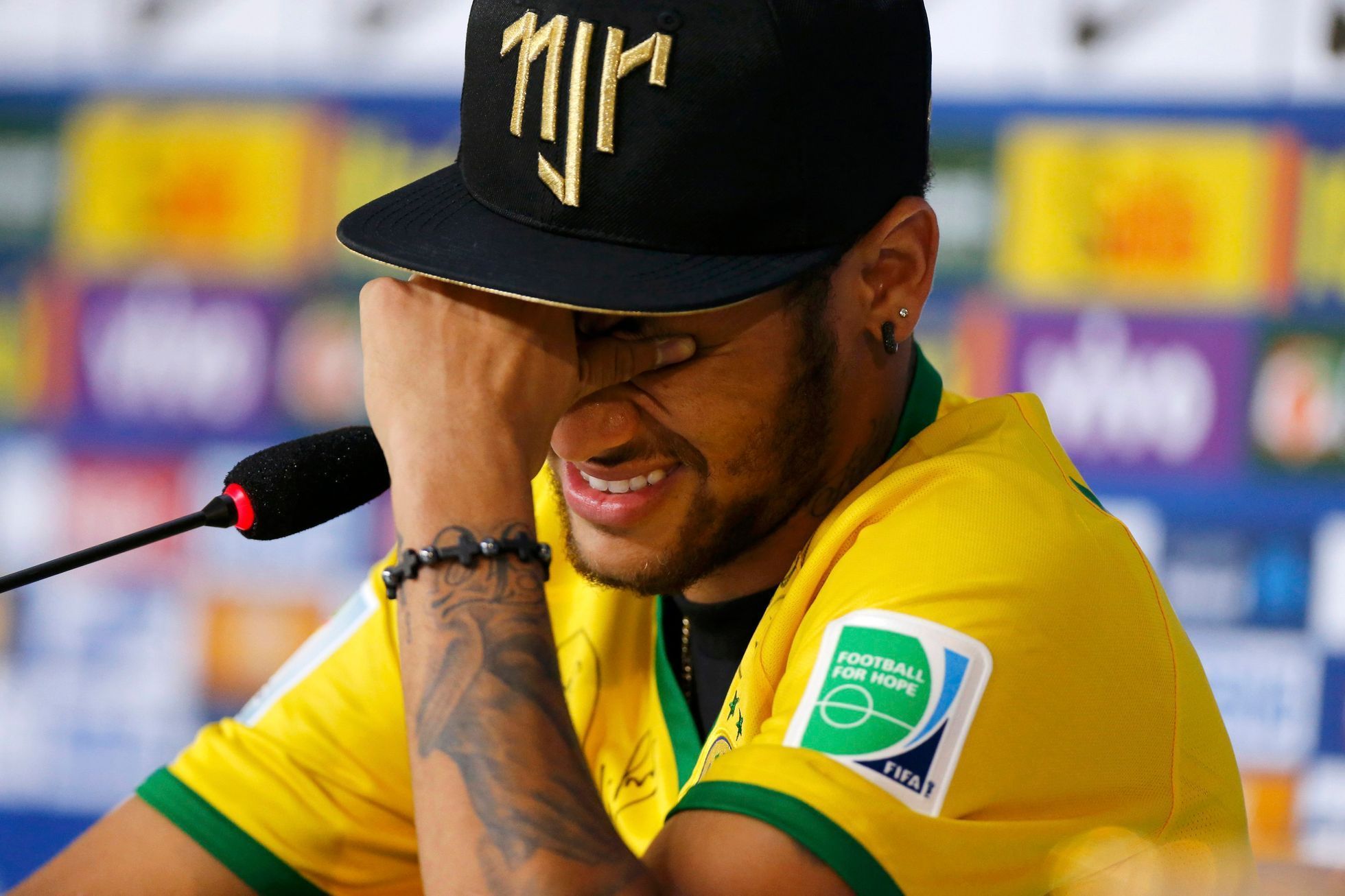 Smutný neymar pláče na tiskové konferenci během MS 2014