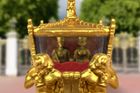 Uvnitř kočáru jsou figurky Karla III. a Alžběty II.