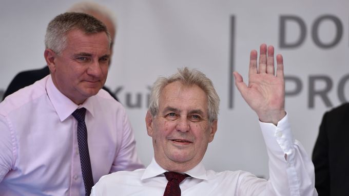 Prezident Miloš Zeman na návštěvě Jihomoravského kraje ve městě Kuřim. Vlevo Vratislav Mynář.