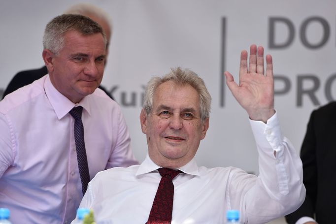 Prezident Miloš Zeman na návštěvě Jihomoravského kraje ve městě Kuřim. Vlevo Vratislav Mynář.