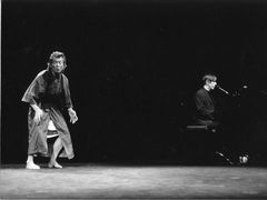 Min Tanaka a John Cale, 5. června 1994 v Divadle Archa.