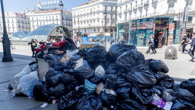 Obyvatele španělské metropole už sedmým dnem trápí haldy odpadků, jelikož od pondělka tam stávkují popeláři.