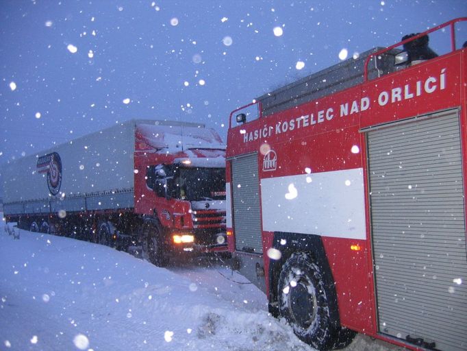 Hasiči v Kostelci nad Orlicí vytahují zapadlý kamion