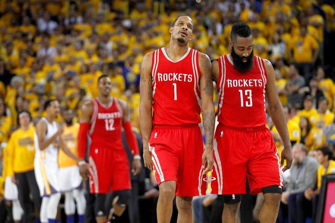 Zklamaní hráči Houston Trevor Ariza (1) a James Harden (13) po druhé porážce v play off od Golden State.