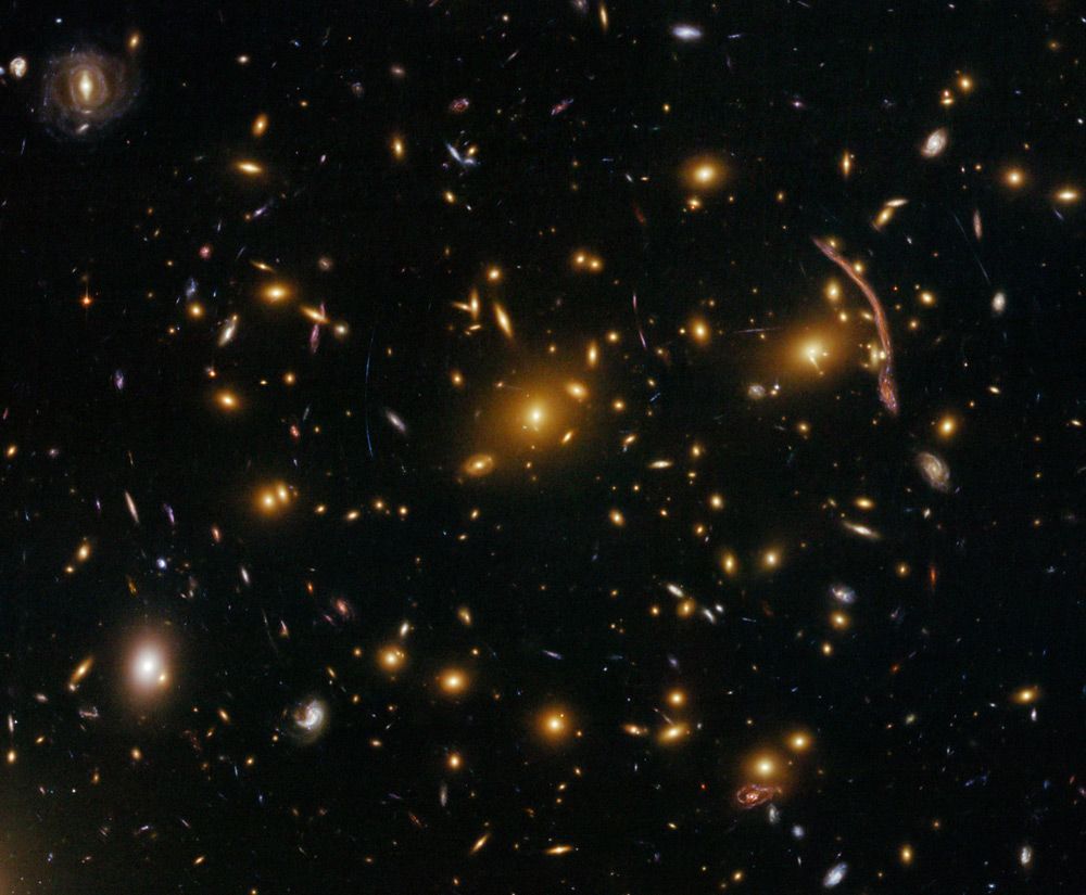 Galaktické hnízdo či kupa galaxií Abell 370 v souhvězdí Velryby.