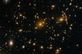 Galaktické hnízdo či kupa galaxií Abell 370 v souhvězdí Velryby.
