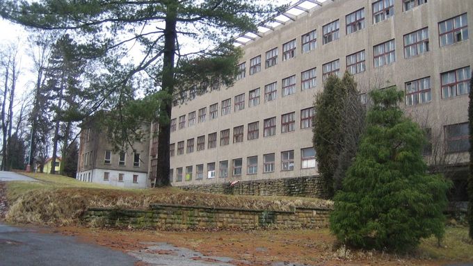 Bývalé plicní sanatorium sloužilo 20 let jako vojenská nemocnice Rudé armády.