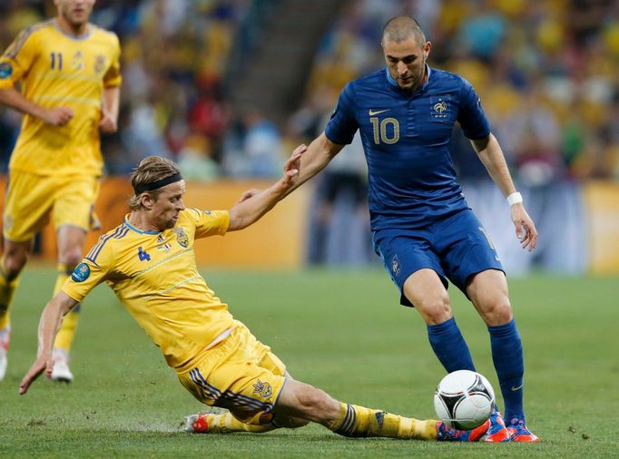 Ukrajinský fotbalista Anatolij Tymoščuk zajíždí do Francouze Karima Benzemy v utkání skupiny D na Euru 2012