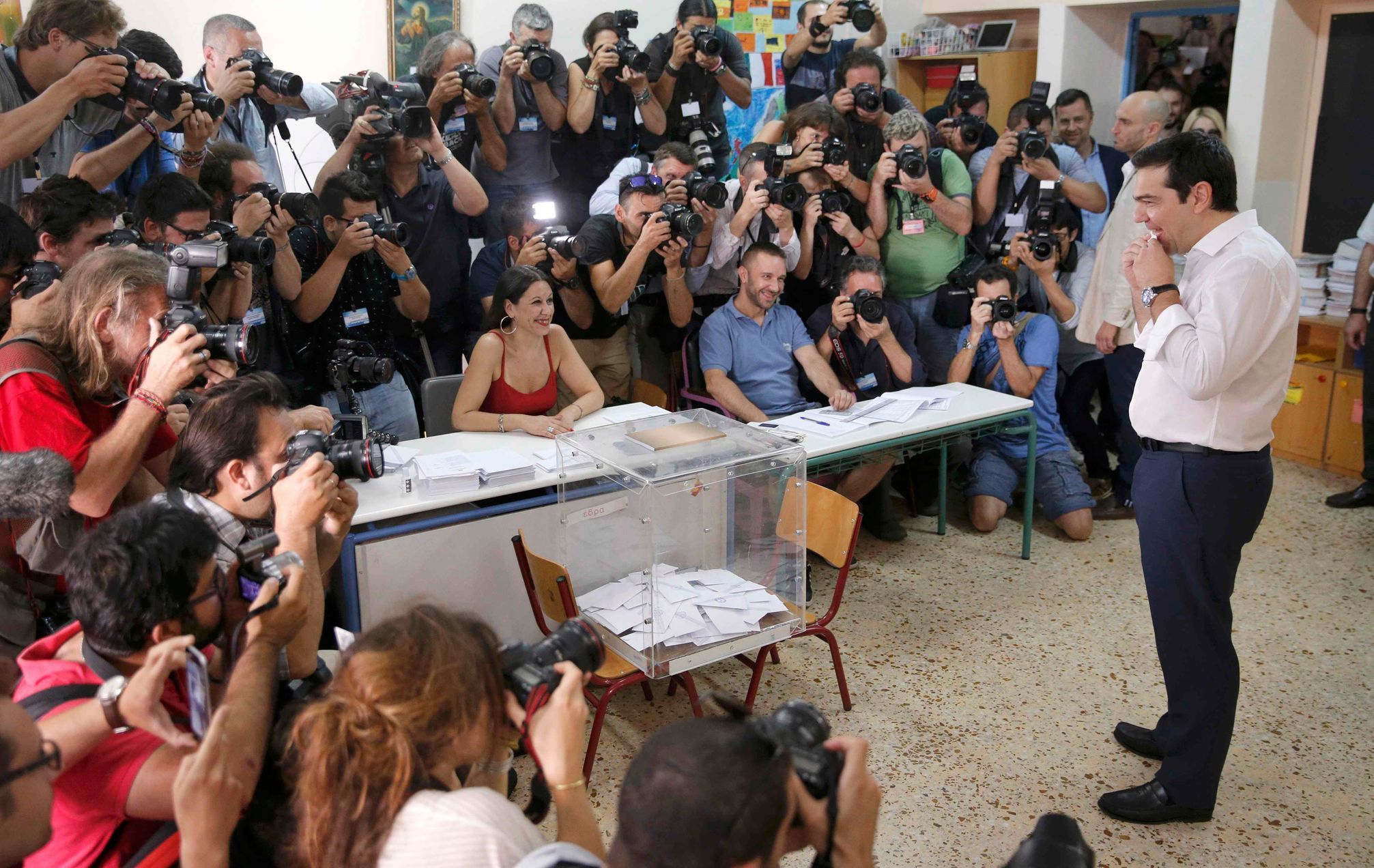 Premiér Tsipras volí v referendu