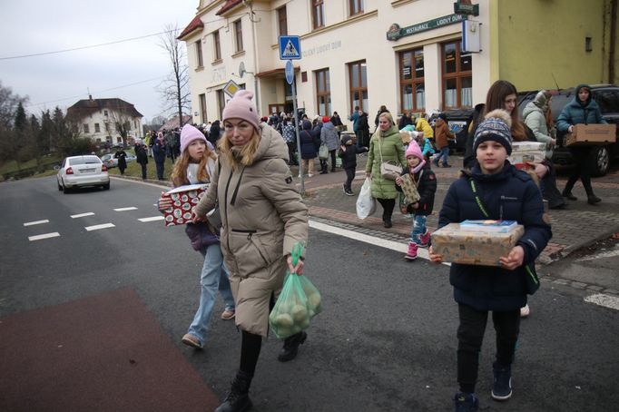 V Ostravě - Staré Bělé připravili místní lidé stovky potravinových balíčků a dárků uprchlíkům z Ukrajiny.