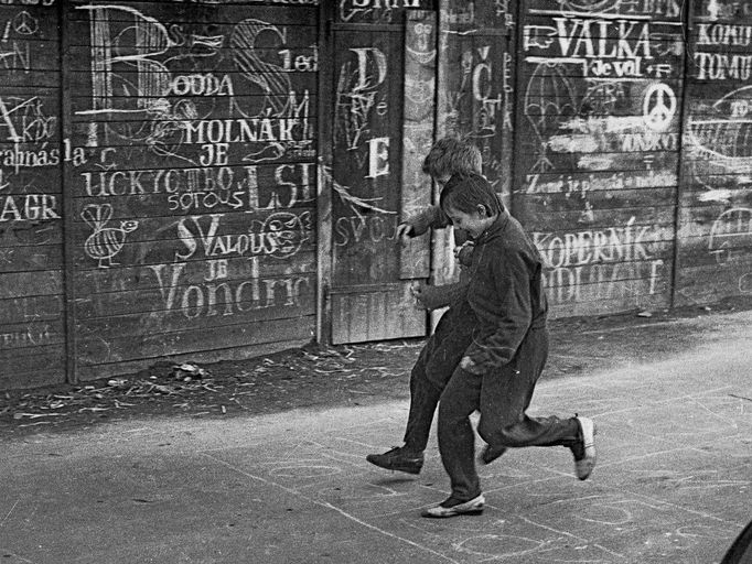 Miloslav Kubeš - Člověče, kdo jsi? Fotografie z výstavy v kavárně Café Prostoru_ (NTK Praha)