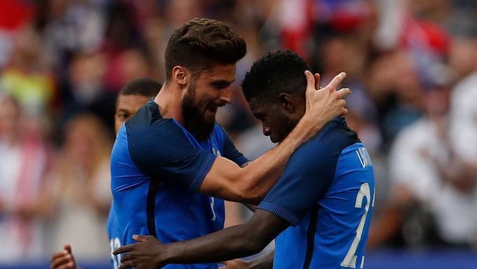 Olivier Giroud a Samuel Umtiti slaví gól Francie proti Anglii.